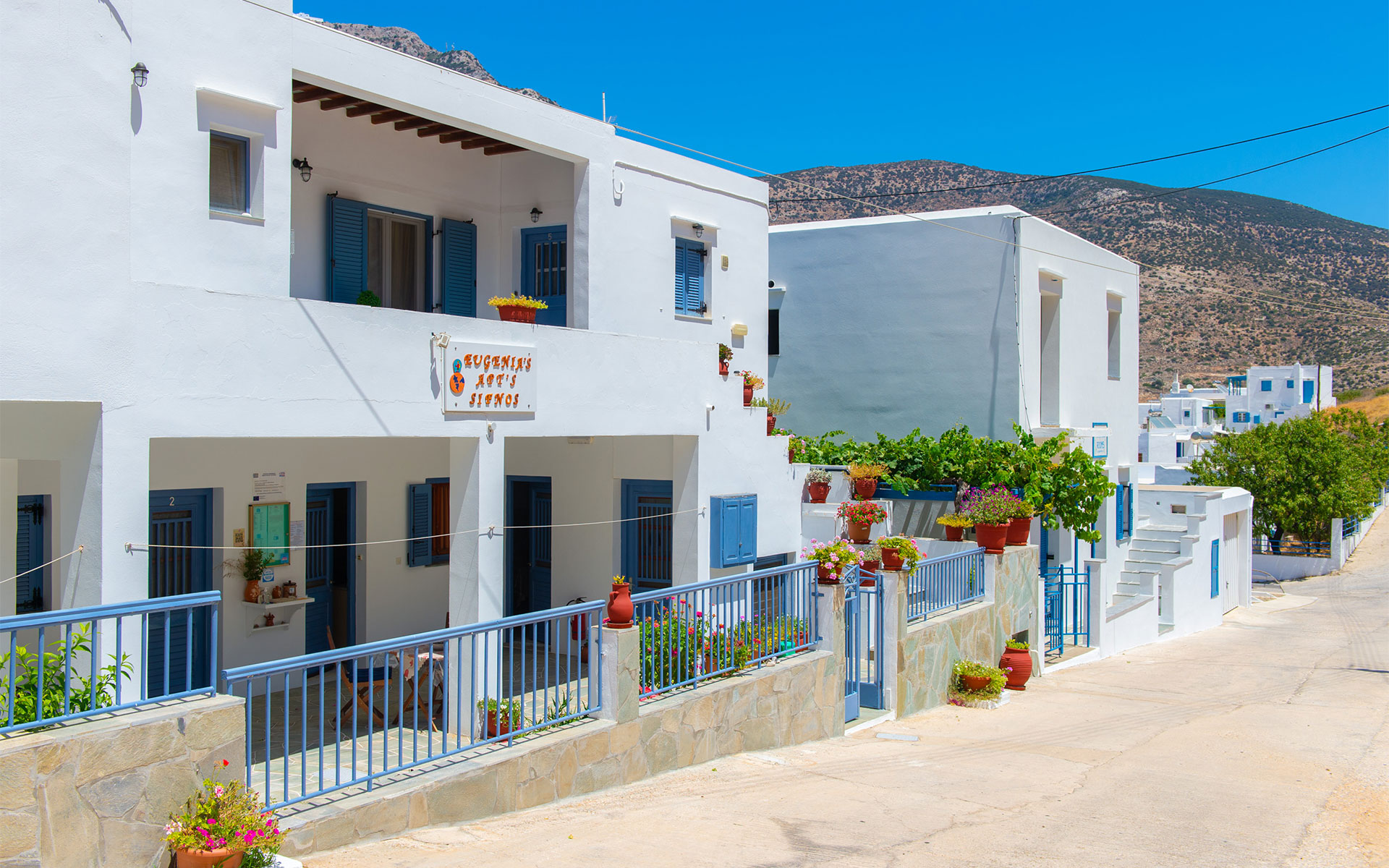 Apartments with terrace in Sifnos