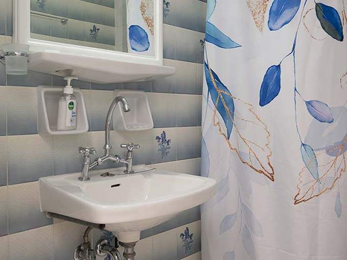 The bathroom in the apartment 2