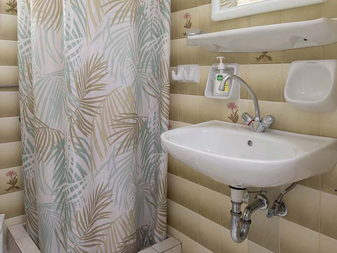 The bathroom in the apartment 5