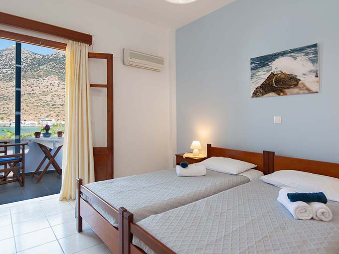 Bedroom with two single beds that can be combined