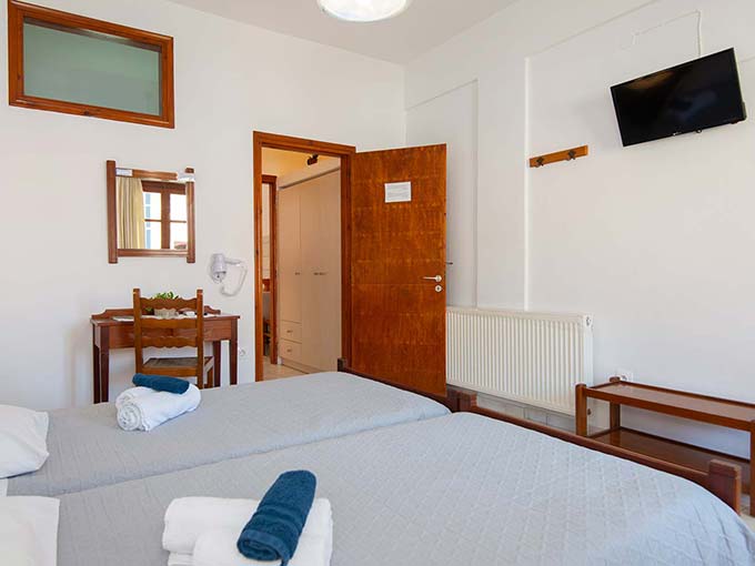 Bedroom with two single beds that can be combined