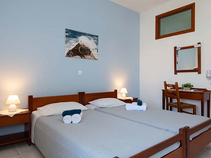 Bedroom with two single beds that can be combined