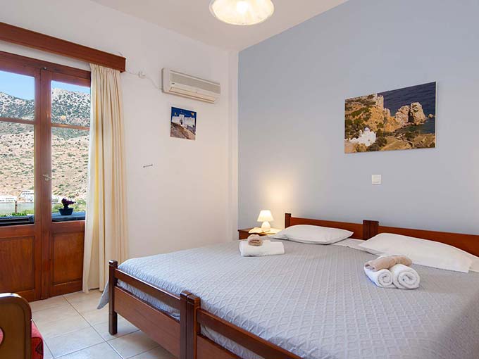 Bedroom with two single beds that can be combined