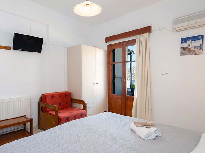 Bedroom with two single beds that can be combined