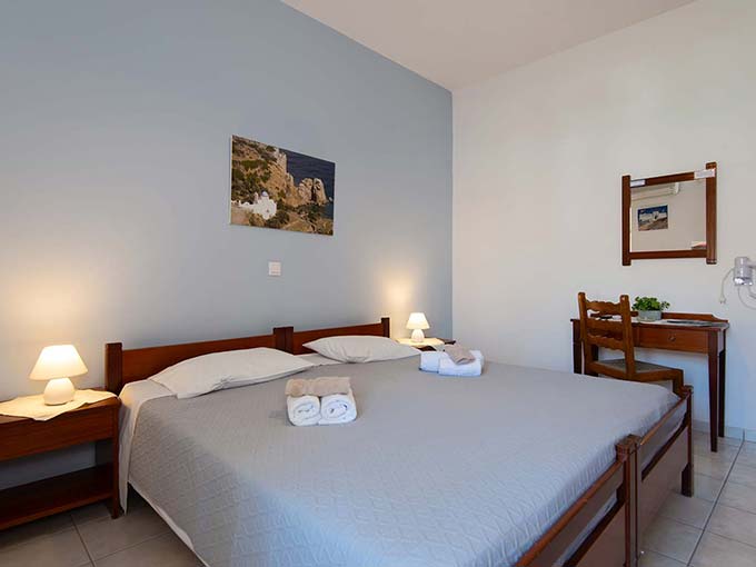 Bedroom with two single beds that can be combined